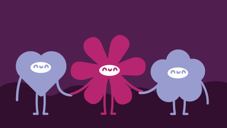 Drei stilisierte Figuren stehen vor einem dunkelvioletten Hintergrund und halten sich an den Händen. Links ist eine herzförmige Figur in hellem Violett, in der Mitte eine pinke Blütenfigur mit sechs runden Blütenblättern, rechts eine wolkenförmige Figur in hellem Violett. Alle drei haben ovale weiße Gesichter mit einfachen lächelnden Augen.