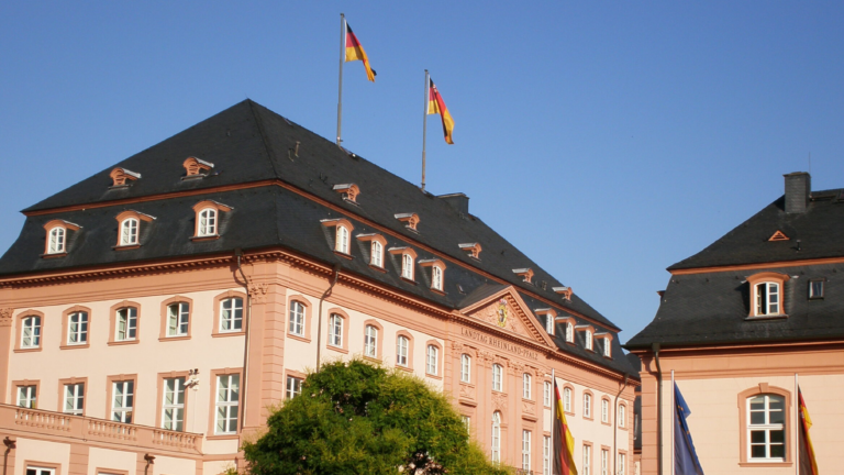 Landesgesetz für Chancengleichheit, Demokratie und Vielfalt. Auf dem Bild: Das Gebäude des Landtag Rheinland-Pfalz. Es ist ein sonniger Tag.