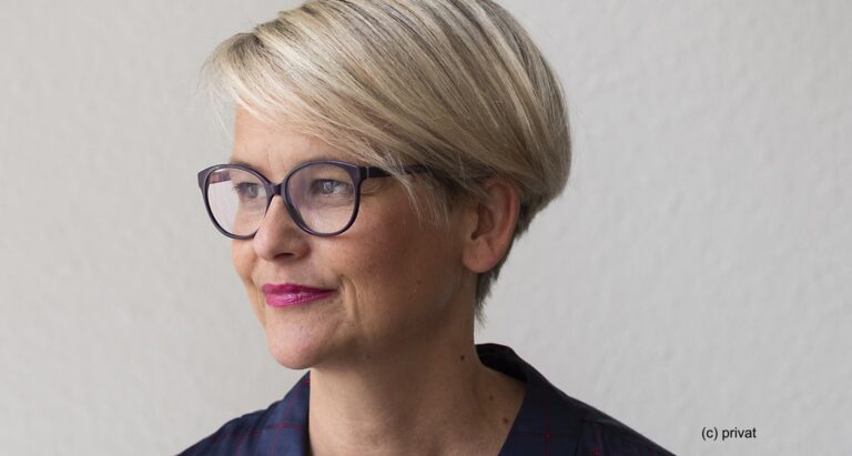 Sabine Maur tritt zurück: Portrait-Foto von Sabine Maur. Eine Frau mit kurzen blonden Haaren und Brille.