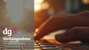 Bild mit Text. Links das Logo der dgti und der Titel: Stellungnahme. Im Hintergrund das verschwommene Bild einer Hand, die auf einer Laptop Tastatur tippt.