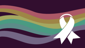 Die Farben der Pride Flagge vor einem dunklen Hintergrund. Im Vordergrund eine weiße Trauerschleife.